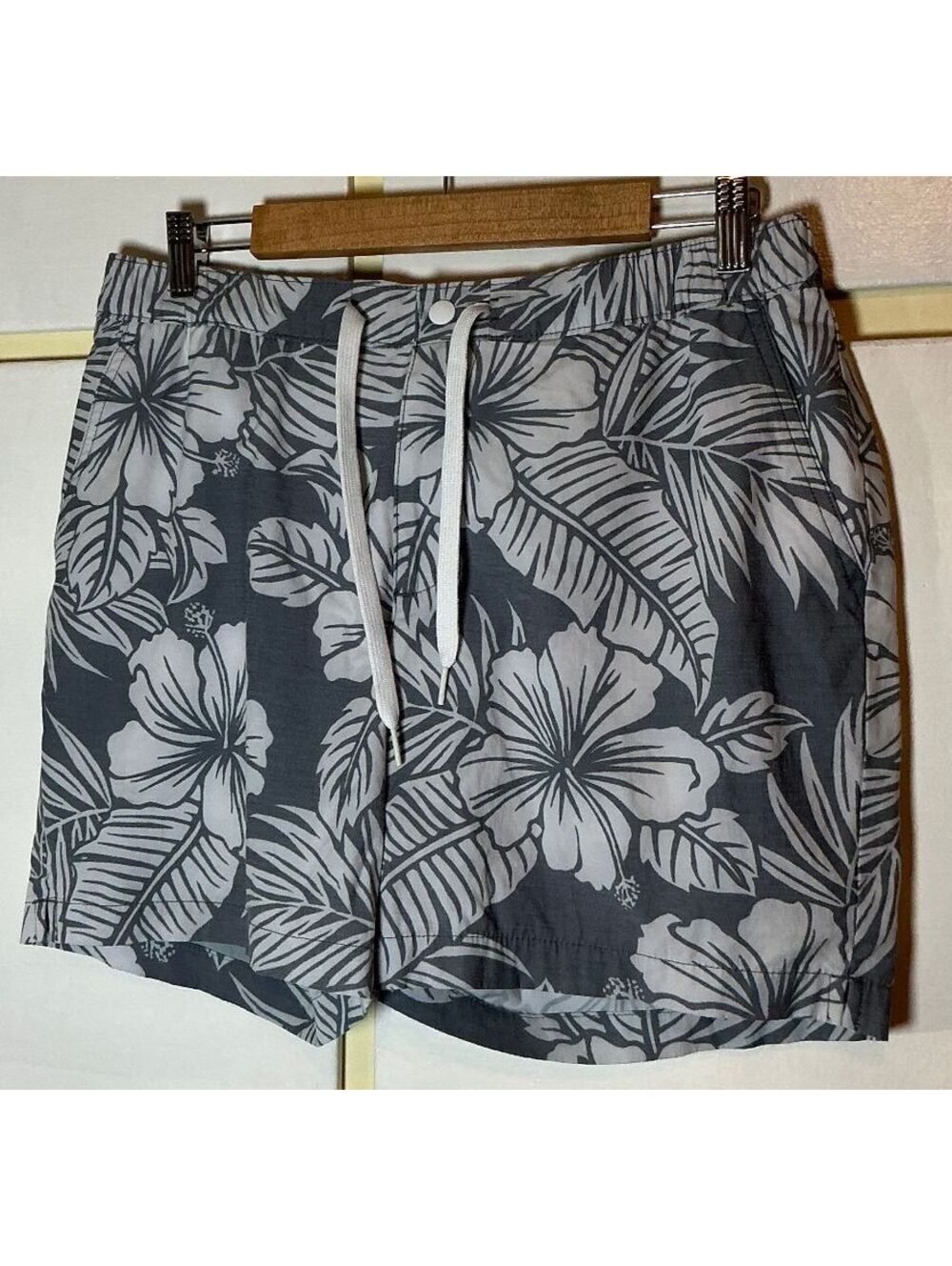 Chubbies Swim Trunks Men's Medium M Hawaiian Print Gray 6" Inseam Lined